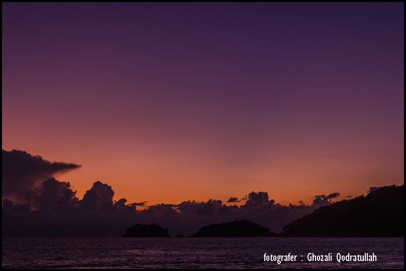 terbenamnya matahari di pantai lambaro terbenamnya matahari di pantai lambaro